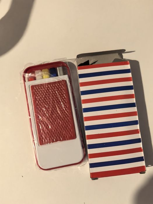 Podstawka pod telefon z przyborami do pisania i rysikiem