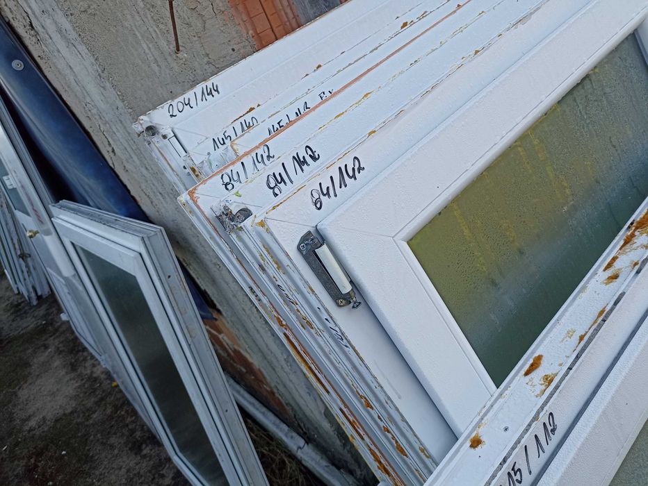 Okna pcv  145/140 białe z roletami