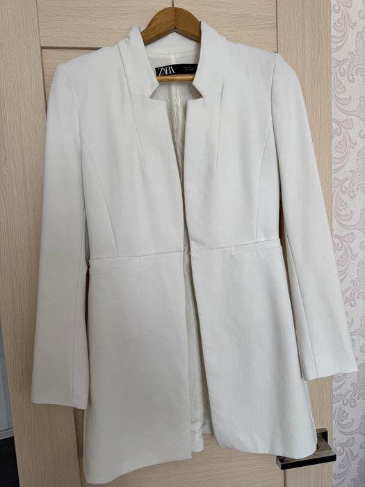 Удлинённый белый пиджак Zara