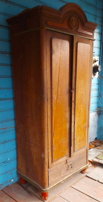 Продам старовинний дубовий шкаф