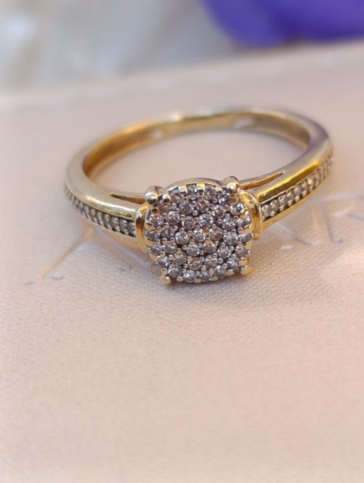 Złoty pierścionek z diamentami Apart