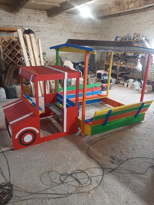 Пісочниця, машинка, дитячий будиночок, ігровий майданчик.