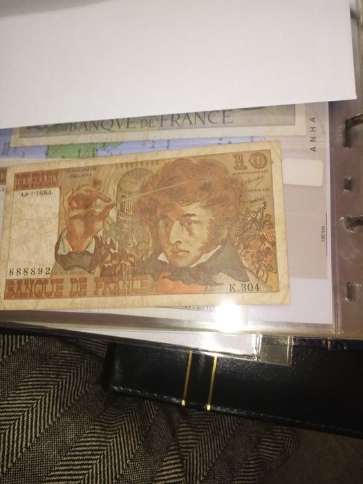 FRANÇA, 4 NOTAS ANTIGAS Usadas com furos de agrafe conforme fotos.