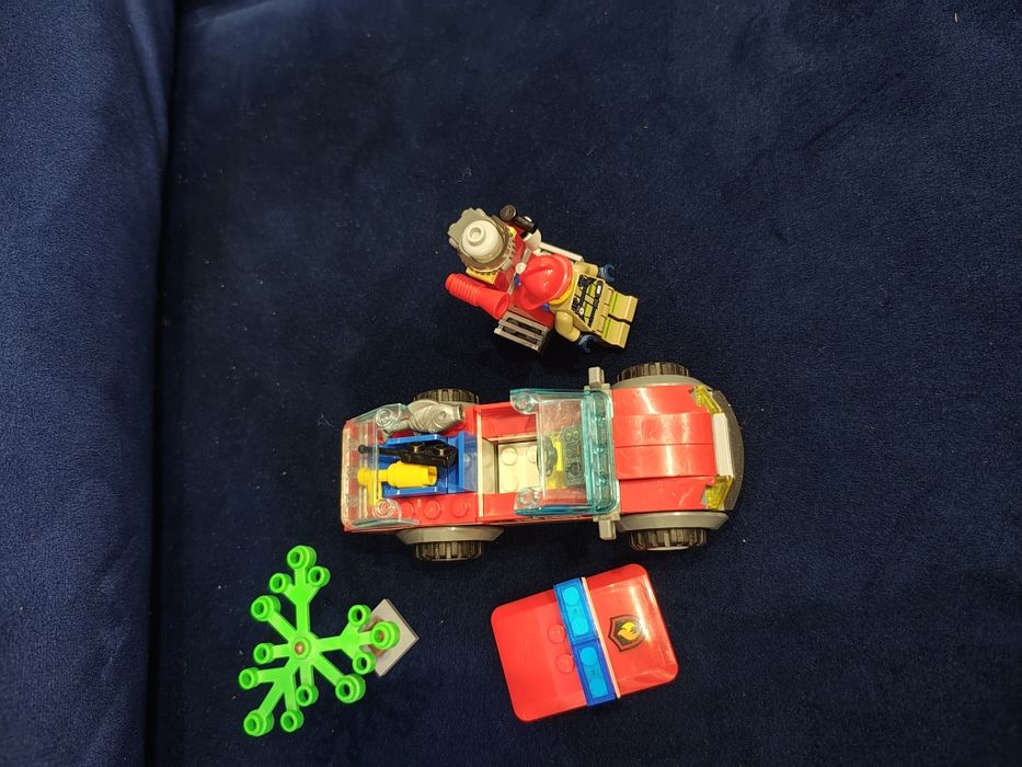 Zestaw LEGO Straż Pożarna i Wóz terenowy wraz z łodzią