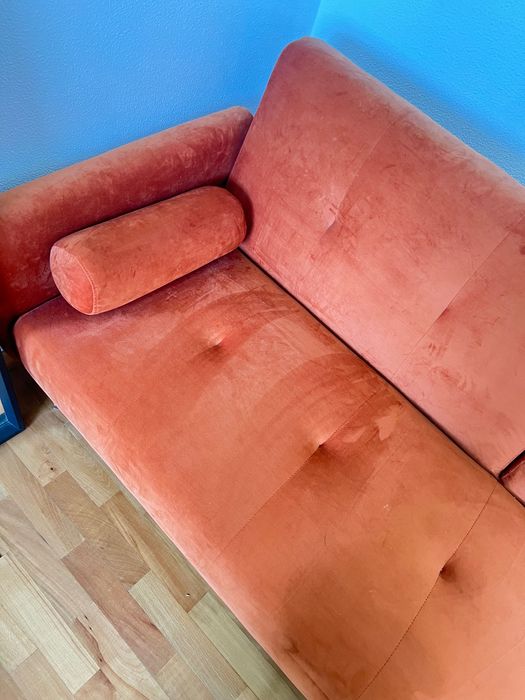 Sofá em veludo terracota