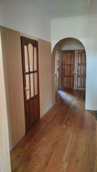 Будинок з приміщенням та обладнанням для шиномонтажу