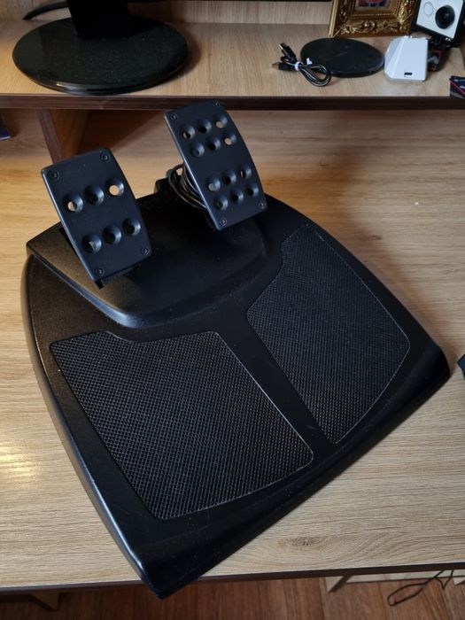 Ігрове кермо logitech momo racing 240° (або ж руль, джойстик, геймпад)