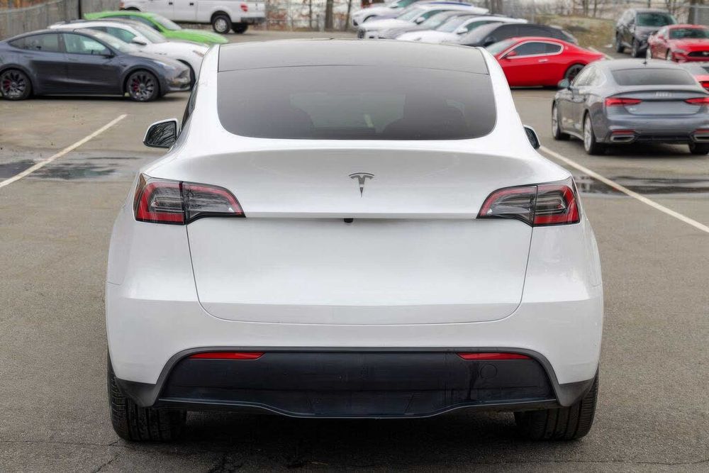 Tesla Model Y      2023