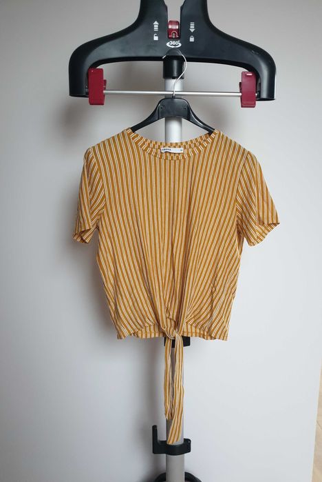 żółta koszulka z wiązaniem w białe paski cropp