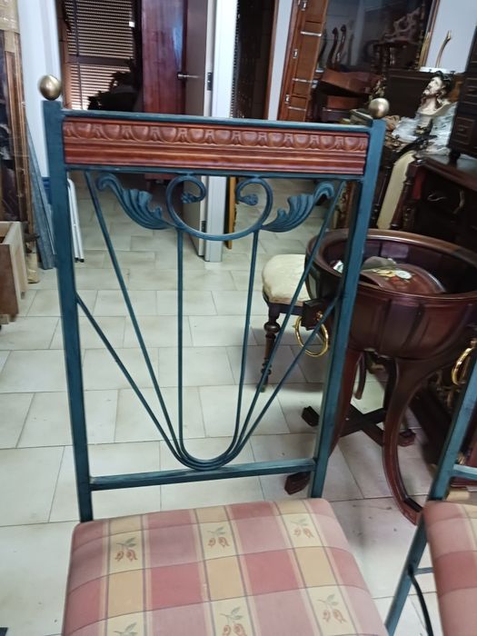 Duas belas cadeiras em ferro