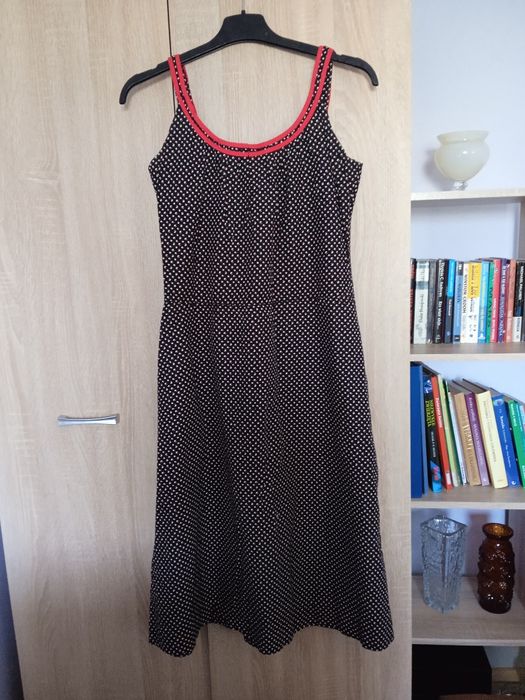 Sukienka na rozmiar 36-38. Obwód w pasie 80 cm.