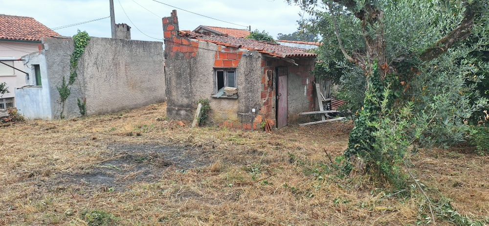 Casa para  reconstrução com terreno