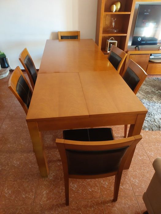 Mesa Extensível Sala Jantar em Madeira Maciça -  com 6 Cadeiras.