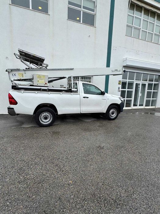 Toyota Hilux com Plataforma Elevatória até 30mts