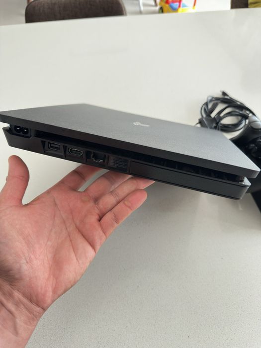 Playstation 4 Slim de 1TB + 2 comandos