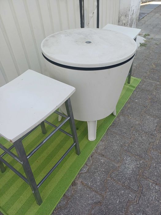 Mesa de apoio geladeira + 2 bancos