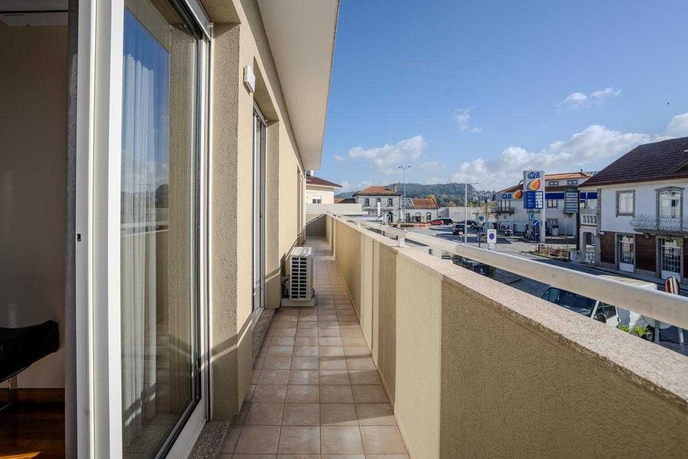 Apartamento T2 com garagem e mobilado