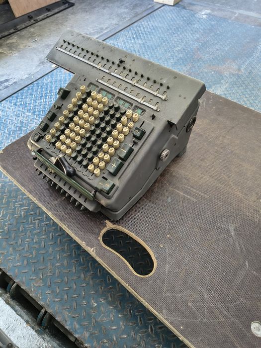Máquina antiga de números Madas