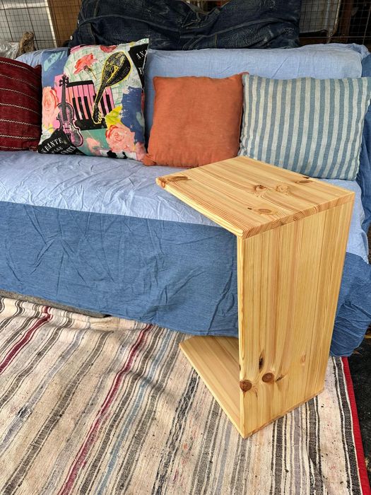 Mesa lateral em pinho maciço nova – artesanal