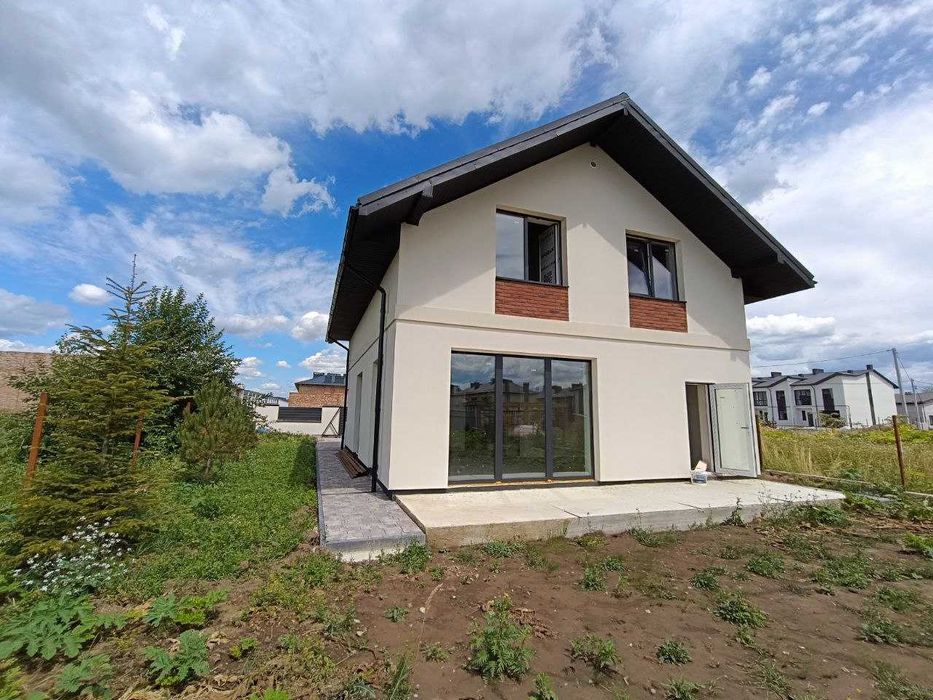 Продається особняк з прямокутною ділянкою, всі комунікації міські.