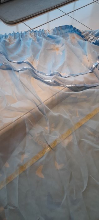 Niebieska firana woal z doszytym lambrekinem w stokrotki