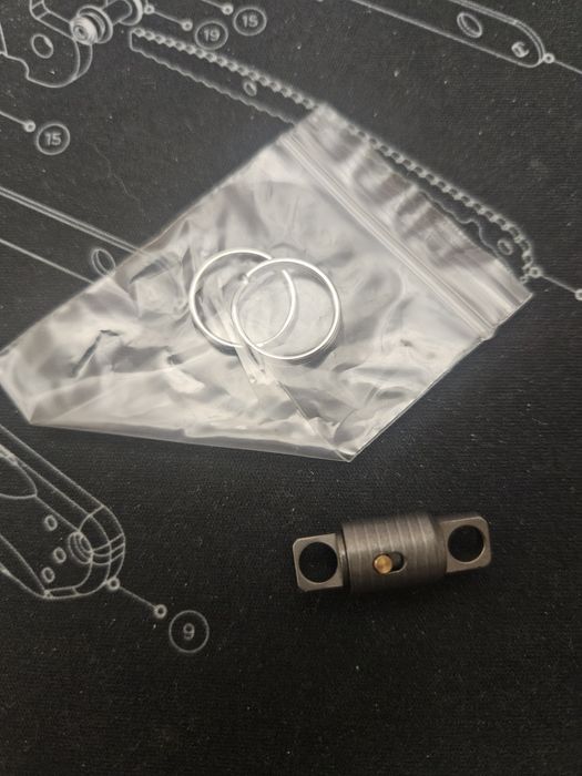 Аксесуари з титану, карабіни, ручки, мультитули