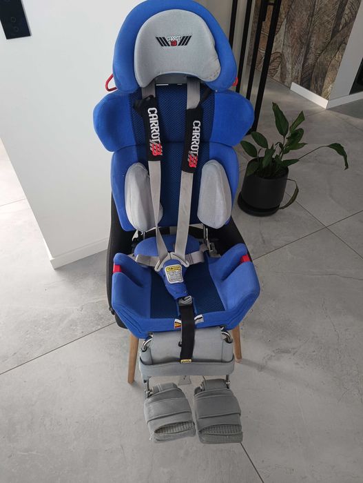 Sprzedam fotelik samochodowy z bazą obrotową