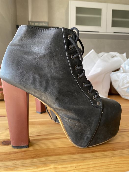 Botas de salto alto a imitar pele