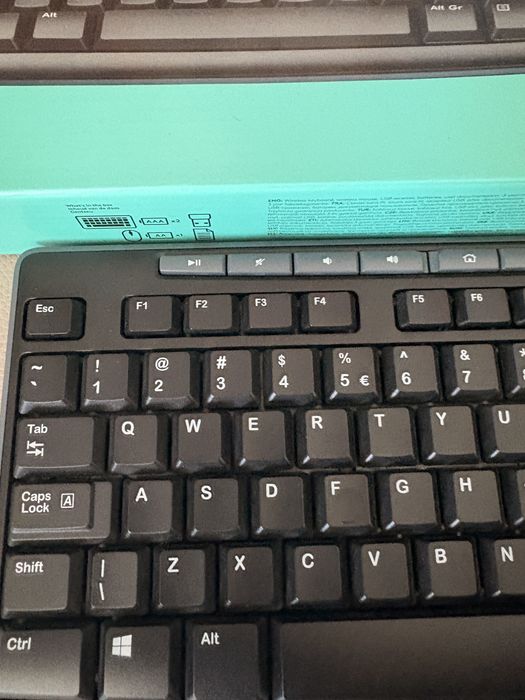 Logitech bezprzewodowa klawiatura z myszką
