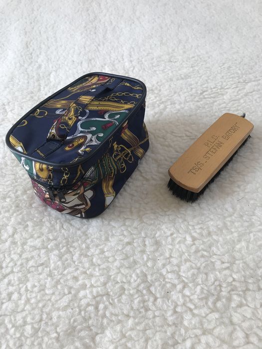 Granatowa kosmetyczka męska we wzory retro vintage, szczotka