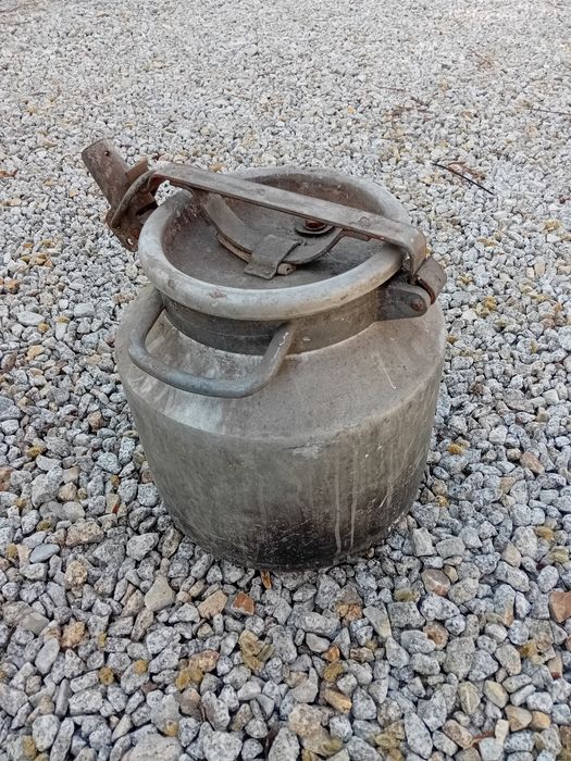Stara duża Kanka kana na mleko PRL zamykana vintage