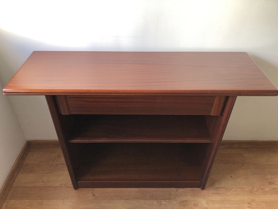 Móvel de madeira maciça