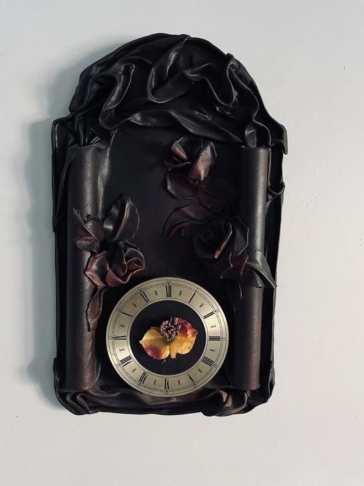 Obraz z zegarem ze skóry
