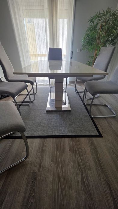 Mesa extensível com 6 cadeiras