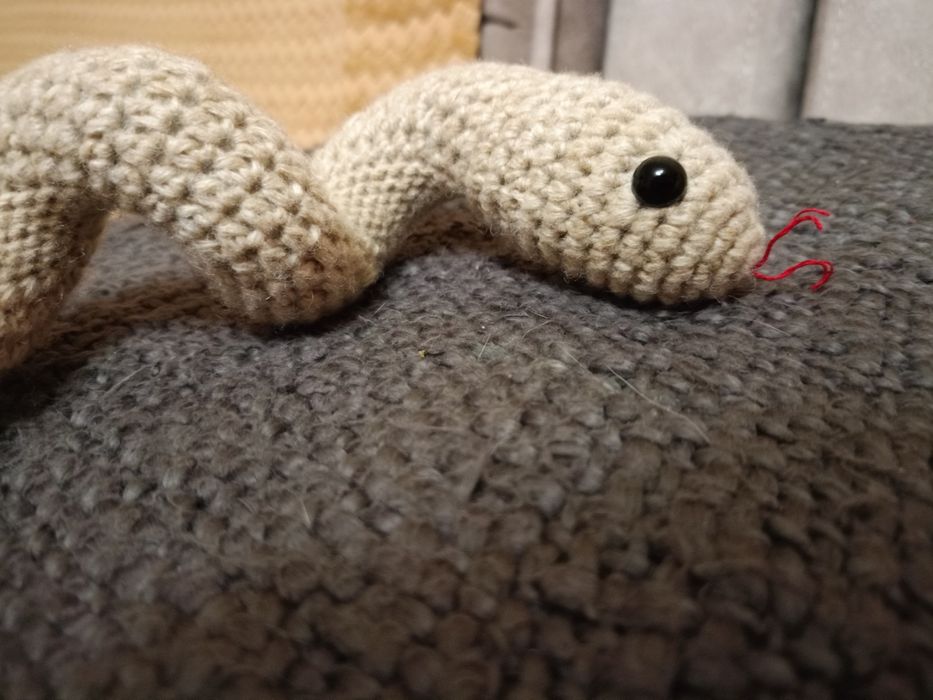 В'язана змійка ручної роботи