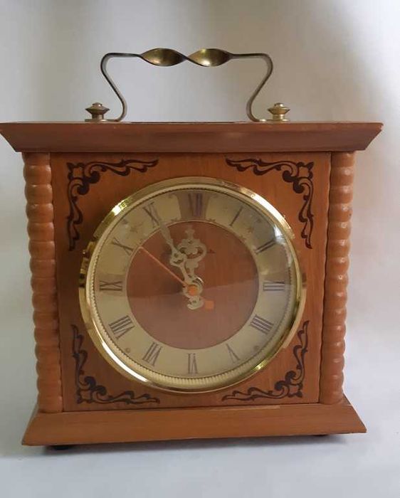 Часы настольные Янтарь Кварц СССР