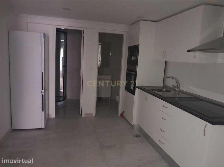 Loja  Em Vale De Milhaços Remodelada