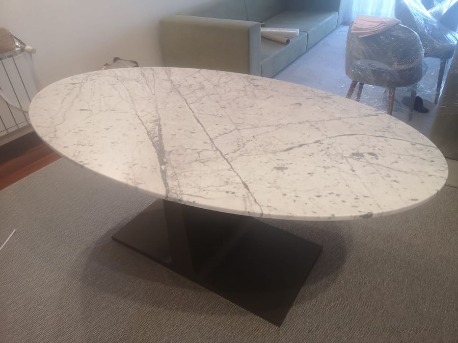 Mesa de jantar em mármore