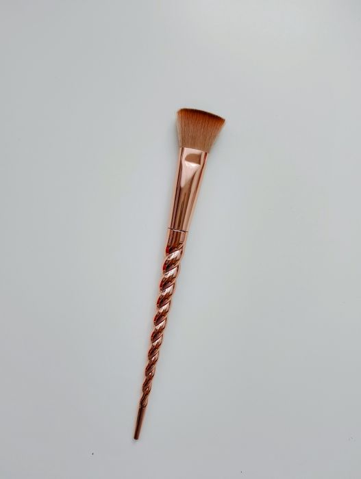 pędzel do makijażu w kolorze różowego złota rose gold z charakterystyczną rączką w kształcie rogu jednorożca