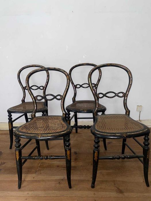 Cadeiras antigas, com detalhe em madrepérola