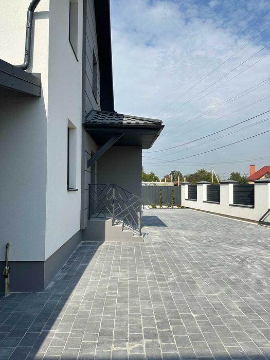 Великий будинок у Крихівцях з ділянкою 6 сот.!