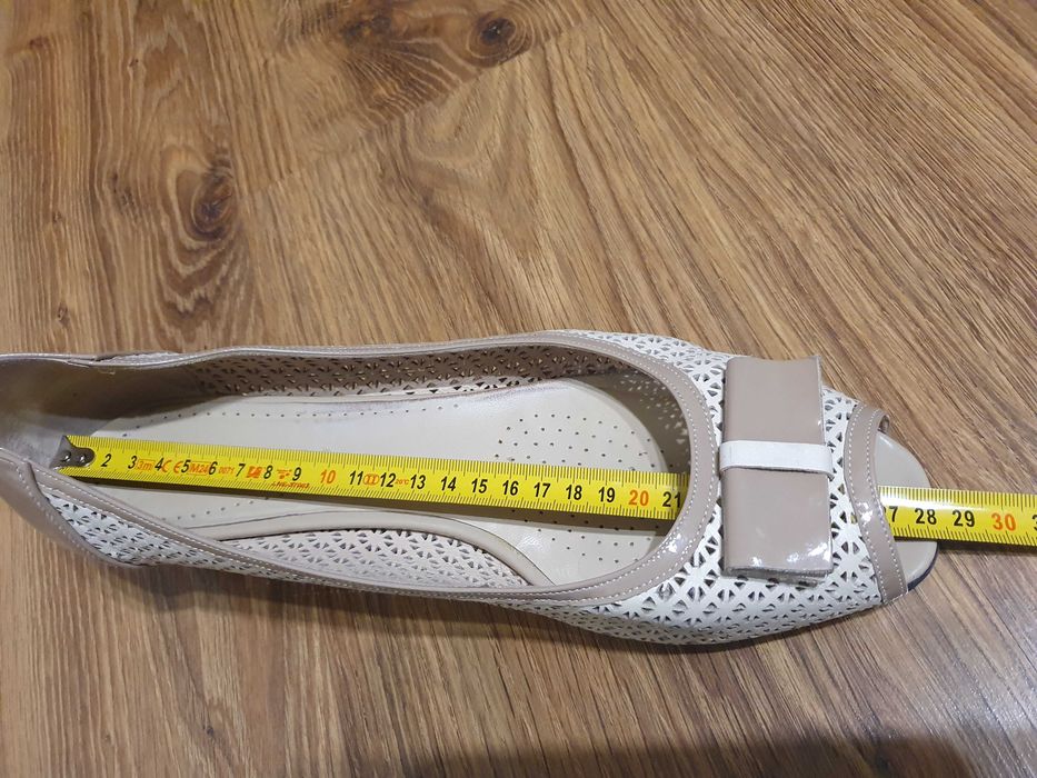 Buty beżowe, eleganckie, wygodne, firmy Bolejko.