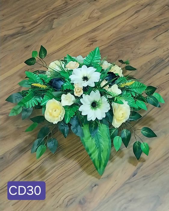 Stroik na grób cmentarz kompozycja kwiaty wiązanka bukiet