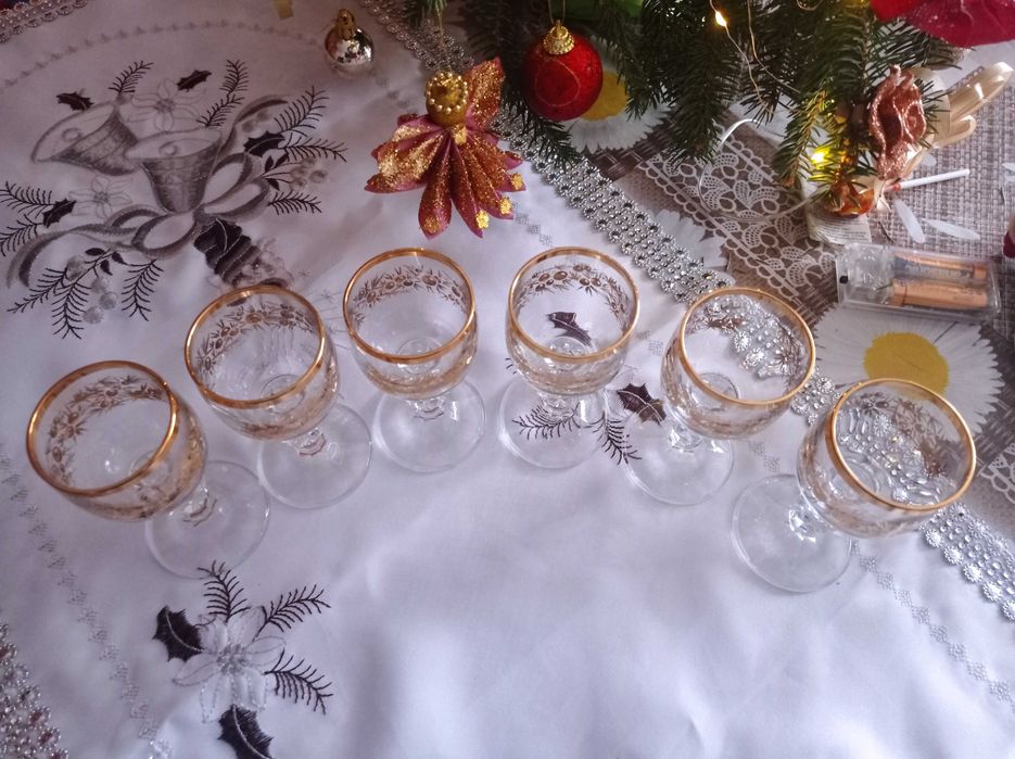 Kieliszki ze zlotym wzorem