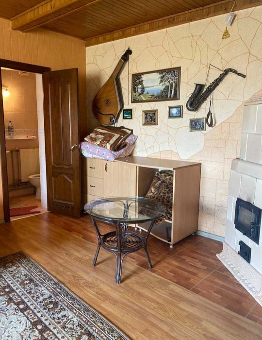 Здається будинок можливо на  дві родини.