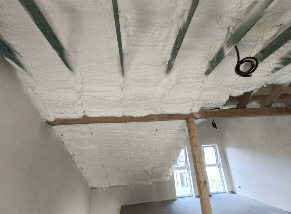 Piana pur pianka pianką izolacje natryskowe celuloza docieplenia dachy