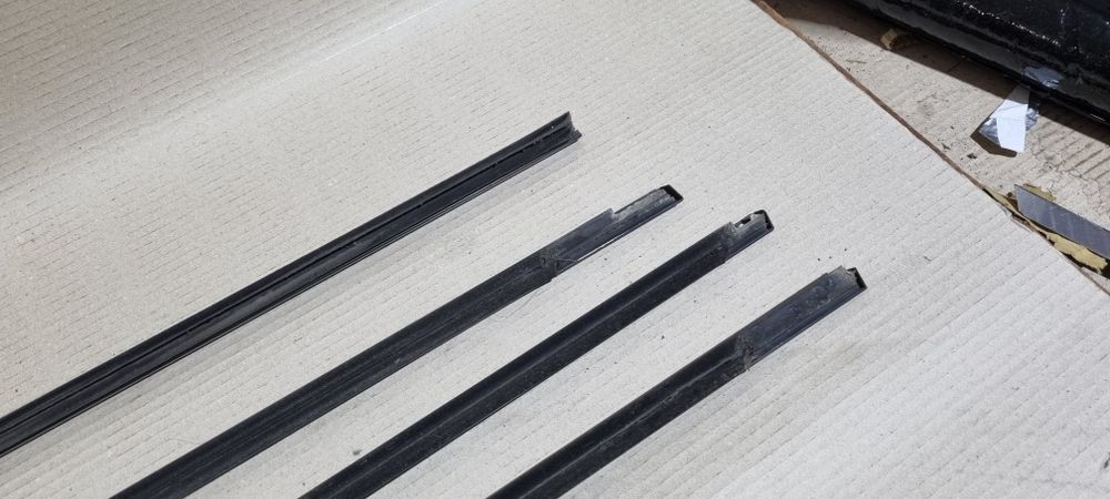 Listwa szyby listwy zgarniające czarna bmw 5 e61  komplet Shadow line