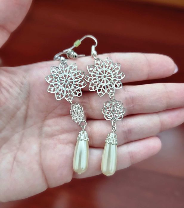 Brincos compridos prateados e branco pérola