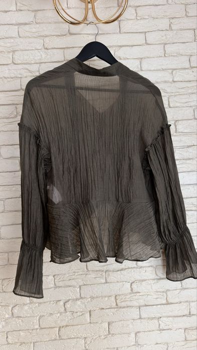 Блуза в кольорі хакі.