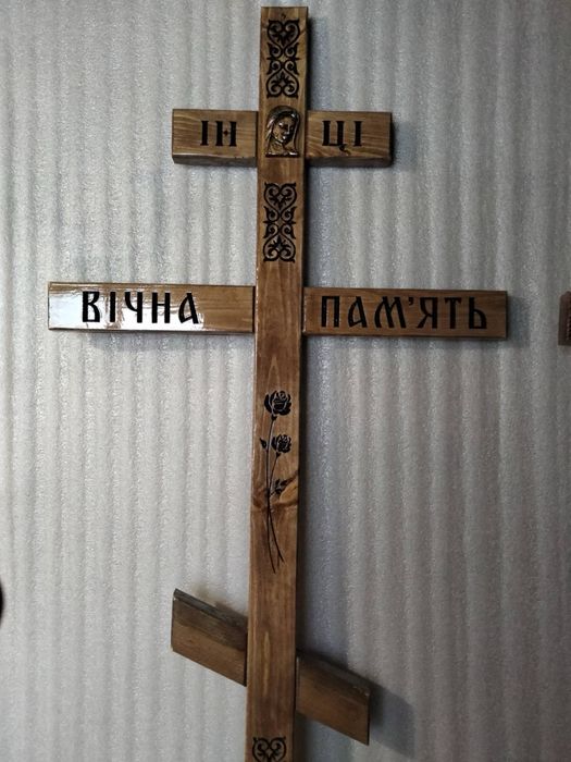 Деревʼяні тимчасові гробниці та хрести на могилу!